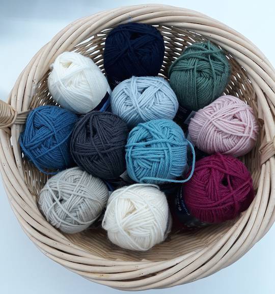 B/W Purely Wool Yarn